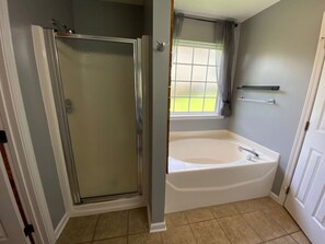 Ensemble douche/baignoire, sèche-cheveux, serviettes fournies