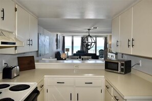 Jääkaappi, mikroaaltouuni, uuni, liesi