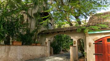 المنشأة من الخارج