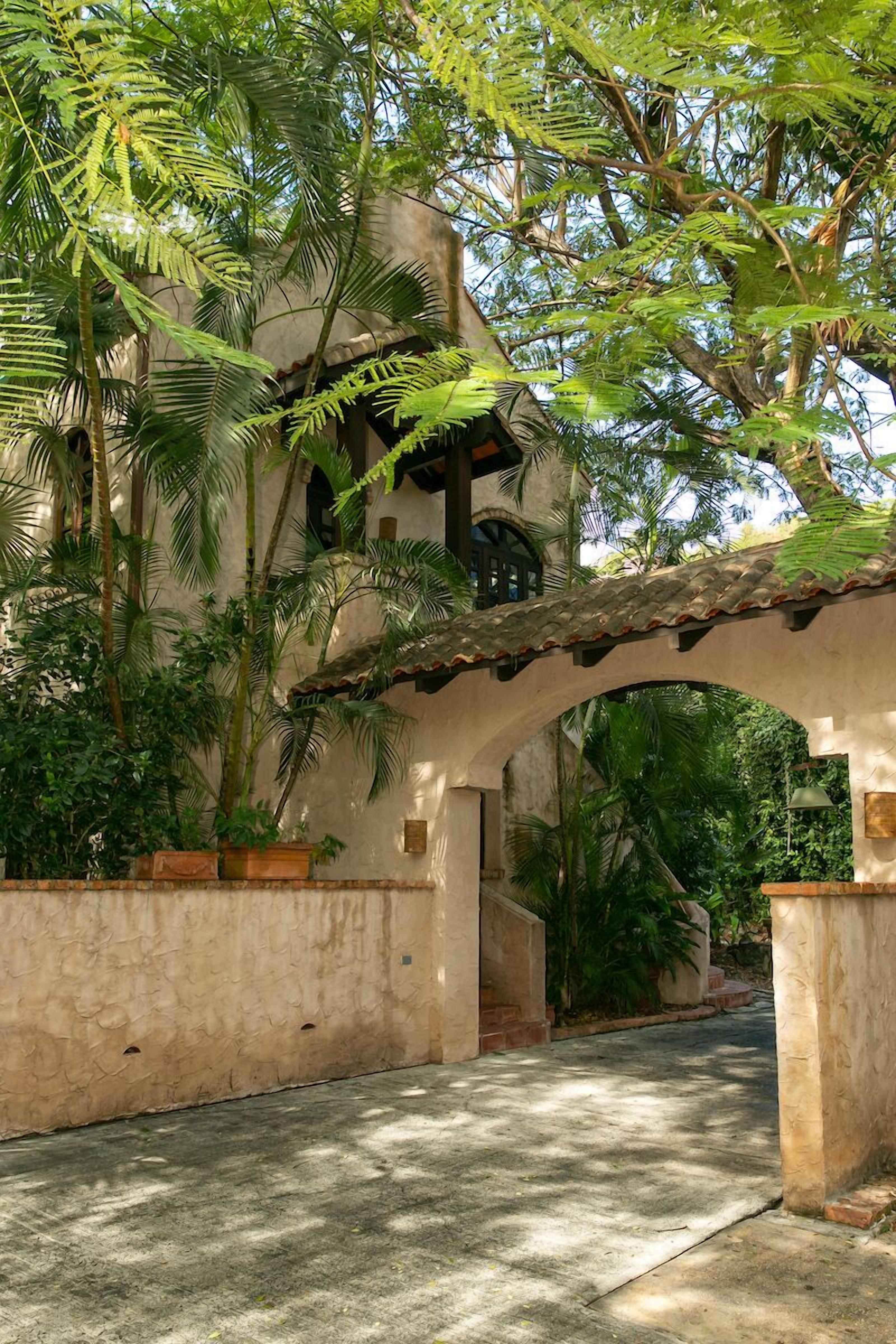 المنشأة من الخارج