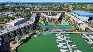 Ein Resort mit mehreren Gebäuden, einer Marina mit Booten und einem großen Poolbereich.