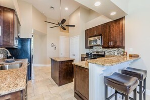 冰箱、微波炉、烤箱、炉灶