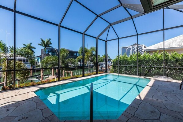 室外游泳池，恒温泳池