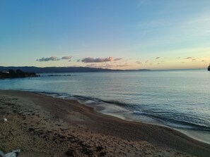 På stranden