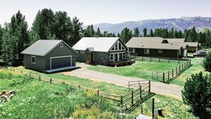 Une propriété rurale comprenant une grande grange, une maison d’hôtes et un pâturage clôturé.