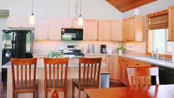 Coffee/tea maker, fridge, microwave, oven