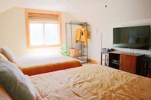3 bedrooms, desk, iron/ironing board, travel crib