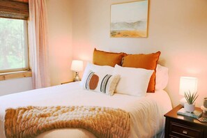 3 bedrooms, desk, iron/ironing board, travel cot