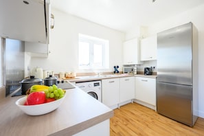Appartement | Cuisine privée | Réfrigérateur grande capacité avec congélateur, four à micro-ondes