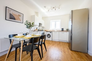 Appartement | Cuisine privée | Réfrigérateur grande capacité avec congélateur, four à micro-ondes
