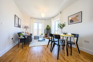 Apartment | Living area | Smart TV - Charlton Heights by Tŷ SA (Bristol)