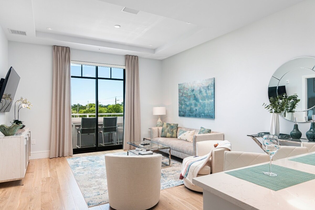 SOCE FLATS 304 - Brand New Olde Naples Condo Steps to 5th Ave S!