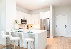 Fridge, microwave, oven, stovetop - SOCE FLATS 304 - Brand New Olde Naples Condo Steps to 5th Ave S! (Naples)