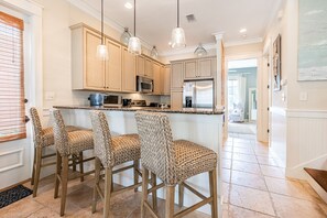 Fridge, microwave, oven, stovetop - 2 Golf Carts ~ Community Pool ~ Gated Resort (Miramar Beach)