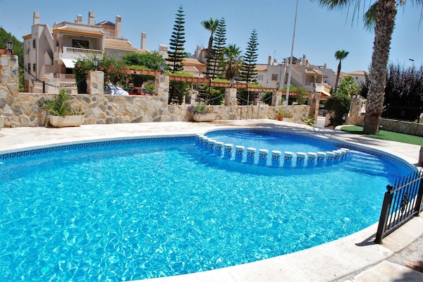 1ère piscine à côté de l'appartement avec espace pour les jeunes enfants