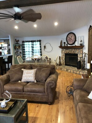 Smart TV, fireplace, books, printers - The Little Farm at Hill Country Casa  (Dripping Springs)