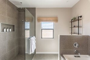 Shower, hair dryer, towels, shampoo - Estrella Perdida by Homestead Modern (Joshua Tree)