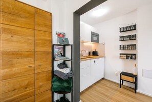Kühlschrank, Mikrowelle, Herdplatte, Wasserkocher mit Kaffee-/Teezubehör