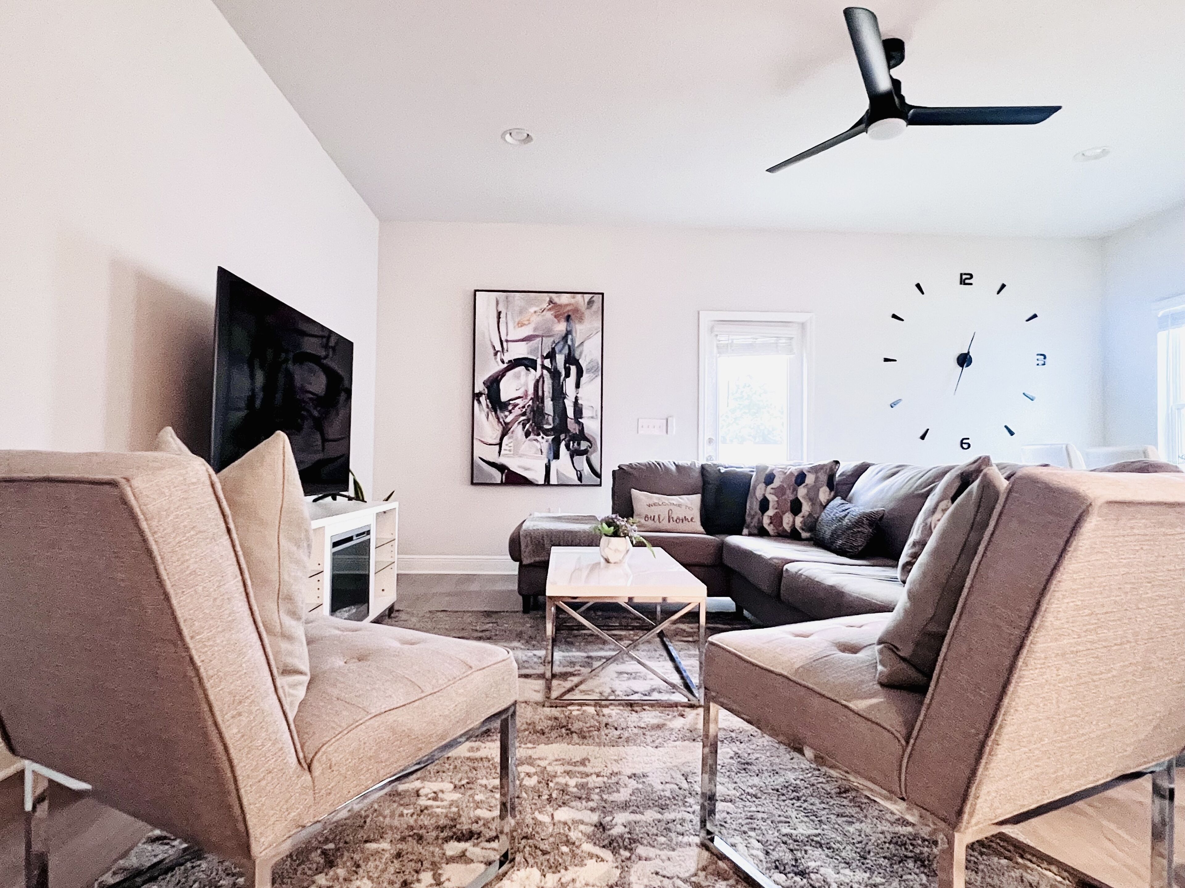 Modern+Cozy home, 9 mins to 🏖, pool, pond view
