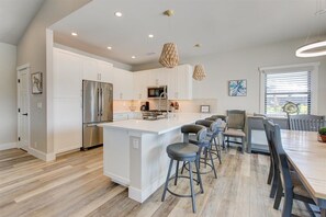Fridge, microwave, oven, stovetop - Luxury Home w/Pool + Spa | Sleeps 10 | Waikoloa Resort (Waikoloa)