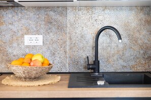 Réfrigérateur, micro-ondes, plaque de cuisson, cafetière/bouilloire