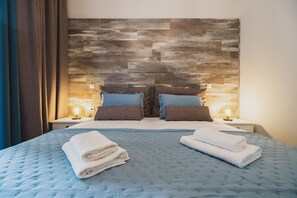 Muebles diferentes, cortinas blackout y sistema de insonorización 