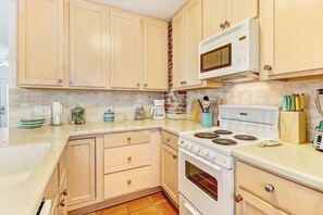 Casa, 3 quartos | Cozinha privada | Geladeira, fogão, cafeteira/chaleira, mesas de jantar