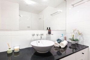 Dusche, Haartrockner, Handtücher, Shampoo