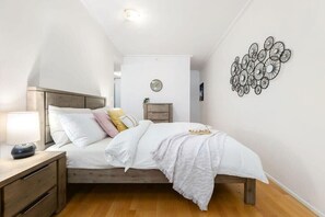Iron/ironing board, WiFi, bed sheets, wheelchair access - A Modern & Stylish Studio Next to Darling Harbour (Sydney)