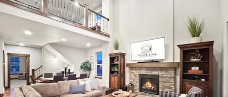 Smart-tv, eldstad, ett bordtennisbord och printers