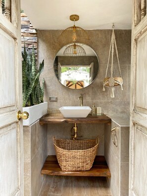 Shower, towels, soap, shampoo - SANTUM Magic in the mountains (Santa Sofia)