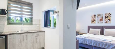 Studio Artemis | Private kitchen | Mini-fridge, cookware/dishes/utensils
