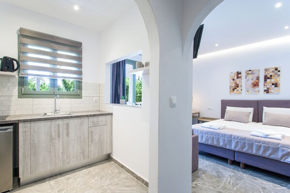 Studio Artemis | Private kitchen | Mini-fridge, cookware/dishes/utensils