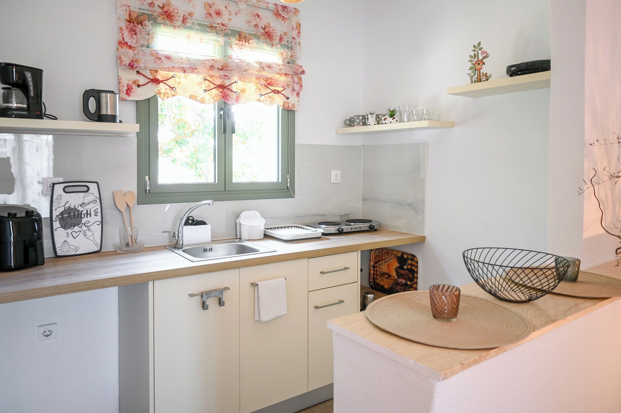 Kamar Triple Klasik | Dapur pribadi | Lemari es kecil dan peralatan masak/sendok-piring