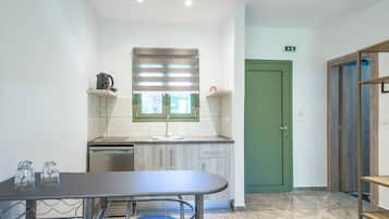 Standard Room | Private kitchenette | Mini-fridge, cookware/dishes/utensils