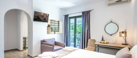 Studio Artemis | In-room safe, free cribs/infant beds, free WiFi, bed sheets
