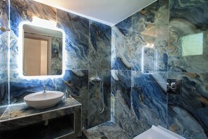 Superior Studio Aphrodite | Bathroom | Shower, rainfall showerhead, towels