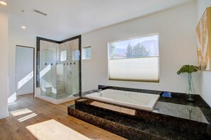 Badewanne, Haartrockner, Handtücher