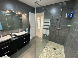 Ensemble douche/baignoire, sèche-cheveux, serviettes fournies