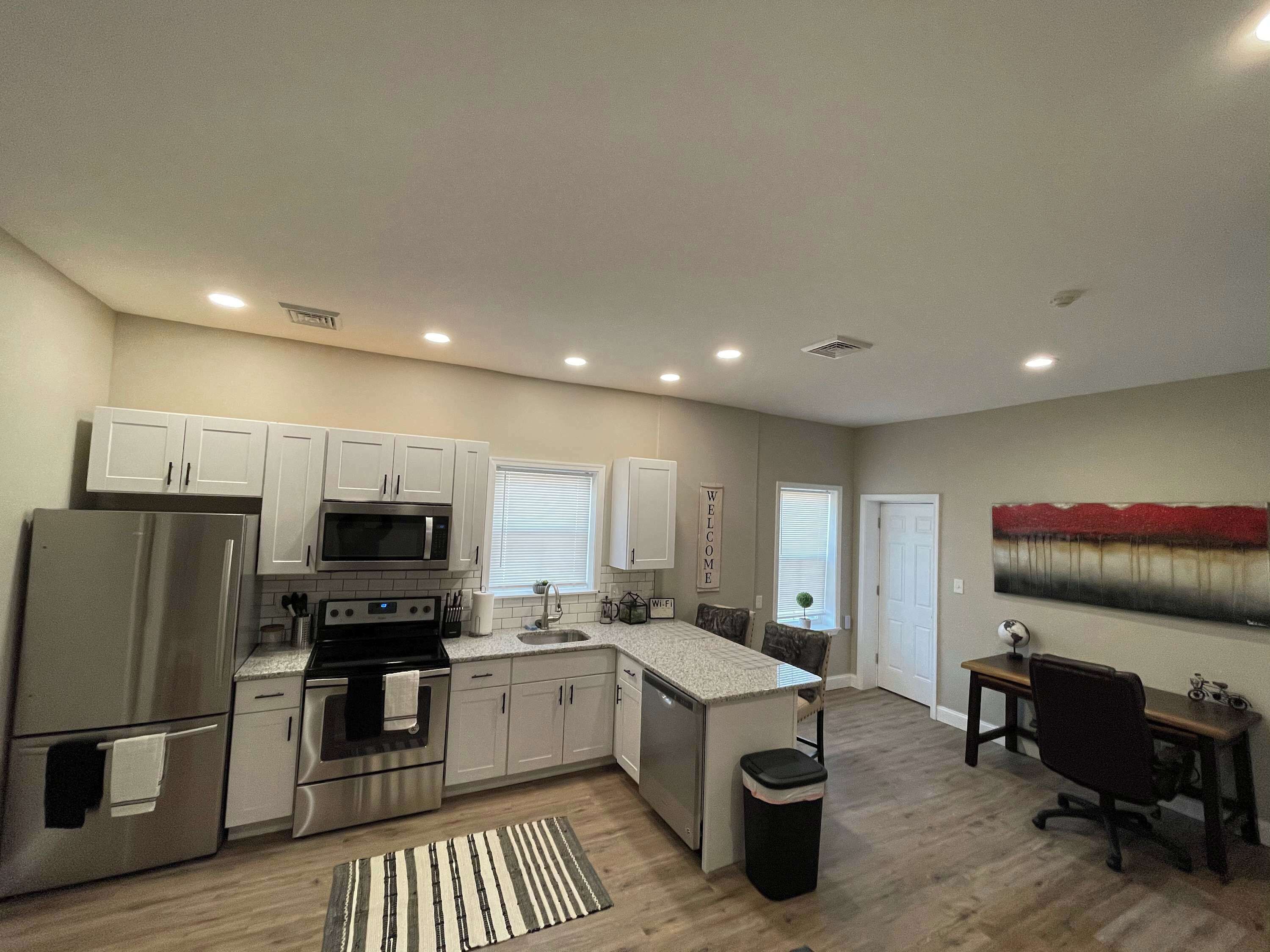 Kjøleskap, mikrobølgeovn, ovn og kokeplater