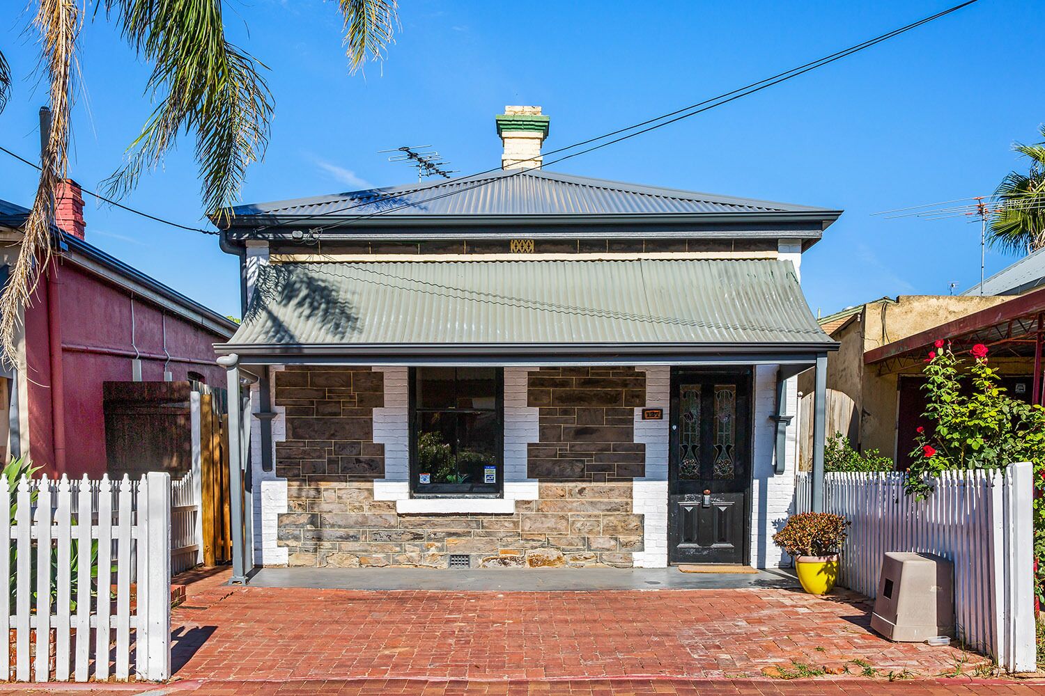 Tastefully renovated, city fringe GEM!
