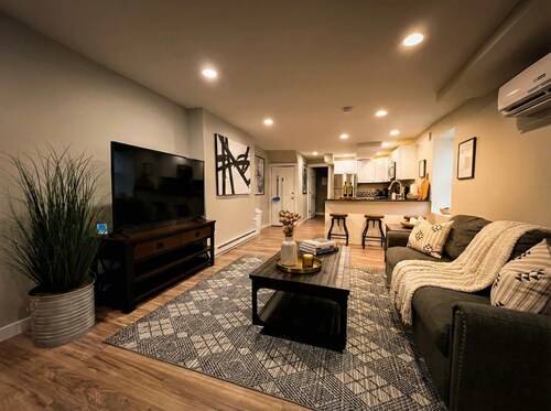 Stylish Cool Springs Apt, King Bed