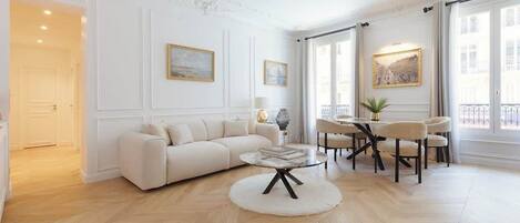 Una televisión, una oficina