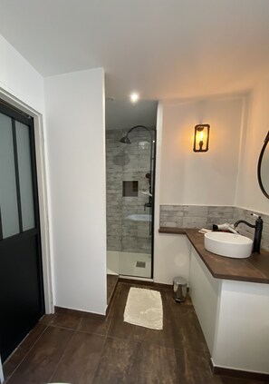 Combined shower/tub, hair dryer - Old mill in the Luberon (Mérindol)