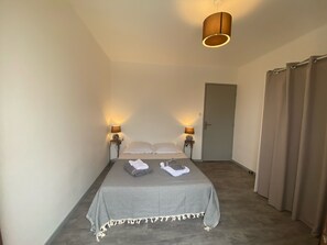 4 slaapkamers, een bureau, een strijkplank/strijkijzer, reisbedje