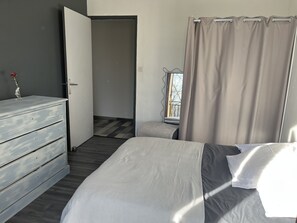 4 quartos, escrivaninha, ferros/tábuas de passar roupa, berço de viagem