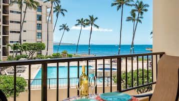 Een buitenzwembad, een verwarmd zwembad