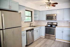 Réfrigérateur, four, plaque de cuisson, lave-vaisselle