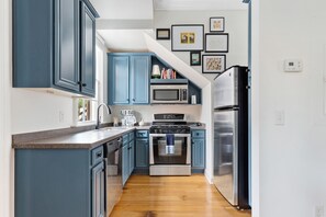 Refrigerador, microondas, horno y parrilla de estufa 