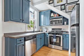 Fridge, microwave, oven, stovetop - Enjoy Park Circle's Best | Charming Little Mixson (North Charleston)